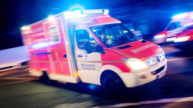 Ein Rettungswagen fährt mit Blaulicht über eine Straße (llustration): In Mainz hat sich ein Mann wohl unter Drogeneinfluss das Glied abgetrennt. Ein Rettungswagen fährt mit Blaulicht über eine Straße (llustration): In Mainz hat sich ein Mann wohl unter Drogeneinfluss das Glied abgetrennt.