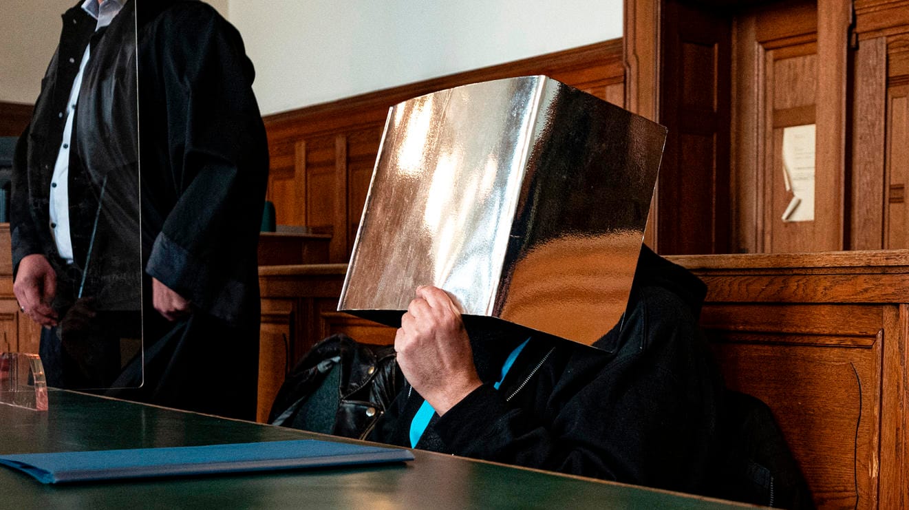 Der ehemalige Angestellte des Bundespresseamtes im Kriminalgericht Berlin-Moabit: Er hoffte laut Ermittlern auf Vorteile für seine Familie. Der ehemalige Angestellte des Bundespresseamtes im Kriminalgericht Berlin-Moabit: Er hoffte laut Ermittlern auf Vorteile für seine Familie.
