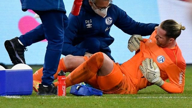 Schalkes Torhüter Ralf Fährmann wird nach seiner Verletzung in der Veltins Arena betreut.