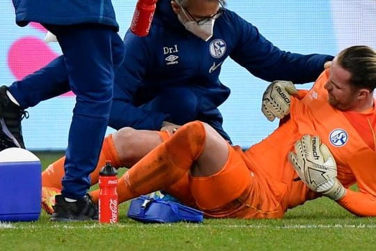 Schalkes Torhüter Ralf Fährmann wird nach seiner Verletzung in der Veltins Arena betreut.