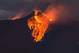 Vulkan Ätna auf Sizilien: Er spuckt Feuer und Lava in den Himmel.