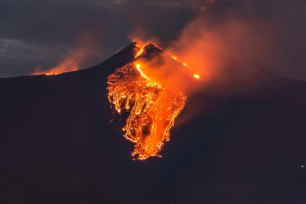 Vulkan Ätna auf Sizilien: Er spuckt Feuer und Lava in den Himmel.
