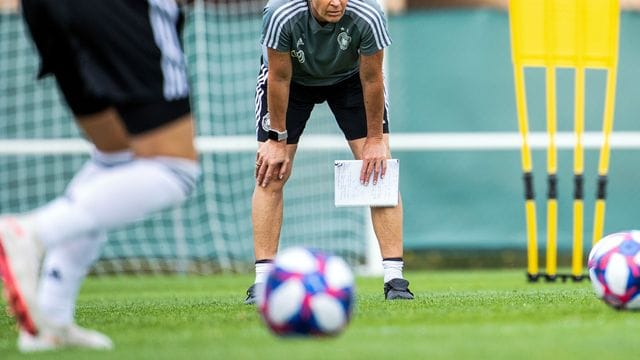 Bundestrainerin Martina Voss-Tecklenburg verfolgt das Training des deutschen Frauen-Nationalteams.