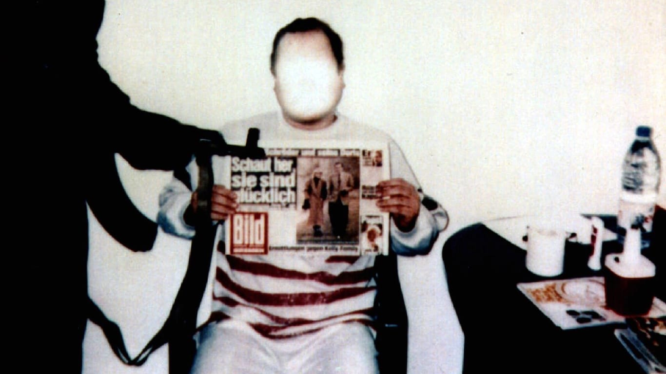 Das von der Polizei geblendete Polaroidfoto zeigt Jan Philipp Reemtsma bei seinen Entführern mit einer Ausgabe der Bild-Zeitung vom 26. März 1996. Das Foto wurde den Angehörigen als Lebensbeweis übermittelt.