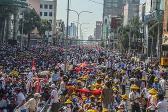 Eine Gruppe von Demonstranten marschiert durch Mandalay.