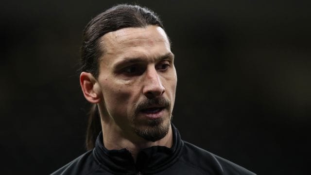 Zlatan Ibrahimovic wurde in Belgrad auf der Tribüne als AC-Ersatzspieler sitzend von einem Mann beleidigt.