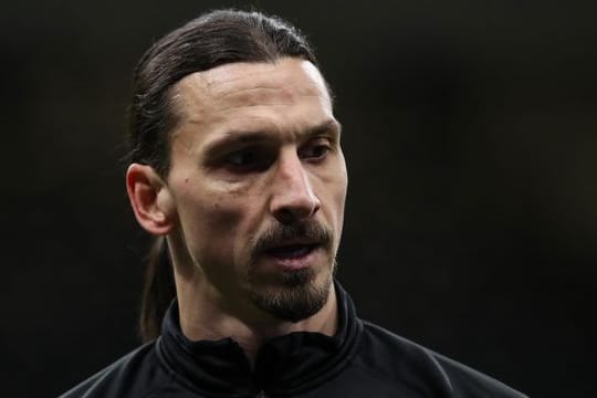 Zlatan Ibrahimovic wurde in Belgrad auf der Tribüne als AC-Ersatzspieler sitzend von einem Mann beleidigt.