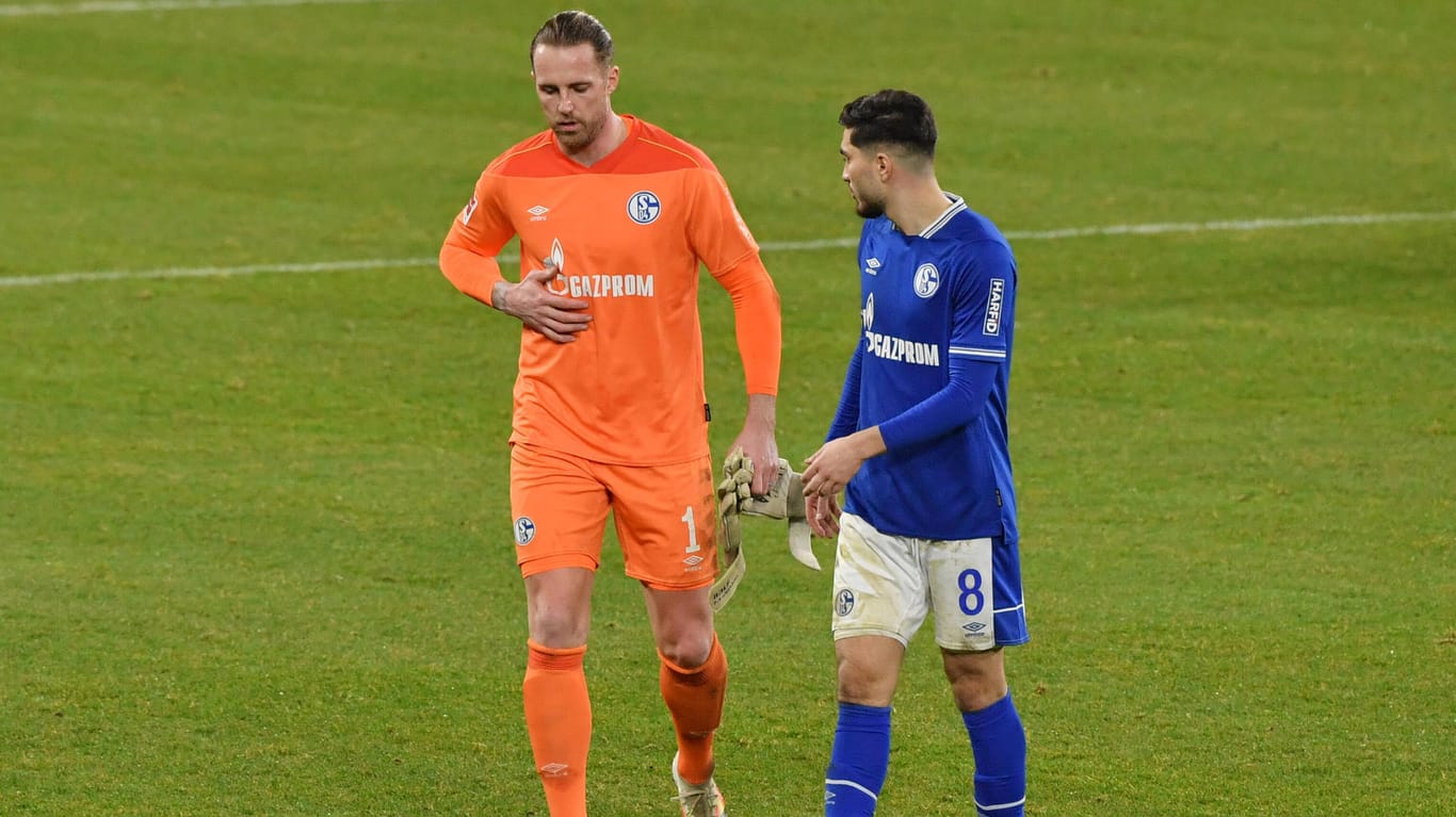 Schmerzhaft: Schalkes Schlussmann Ralf Fährmann (l., hier mit Teamkollege Suat Serdar) verletzte sich im Revierderby gegen Dortmund.