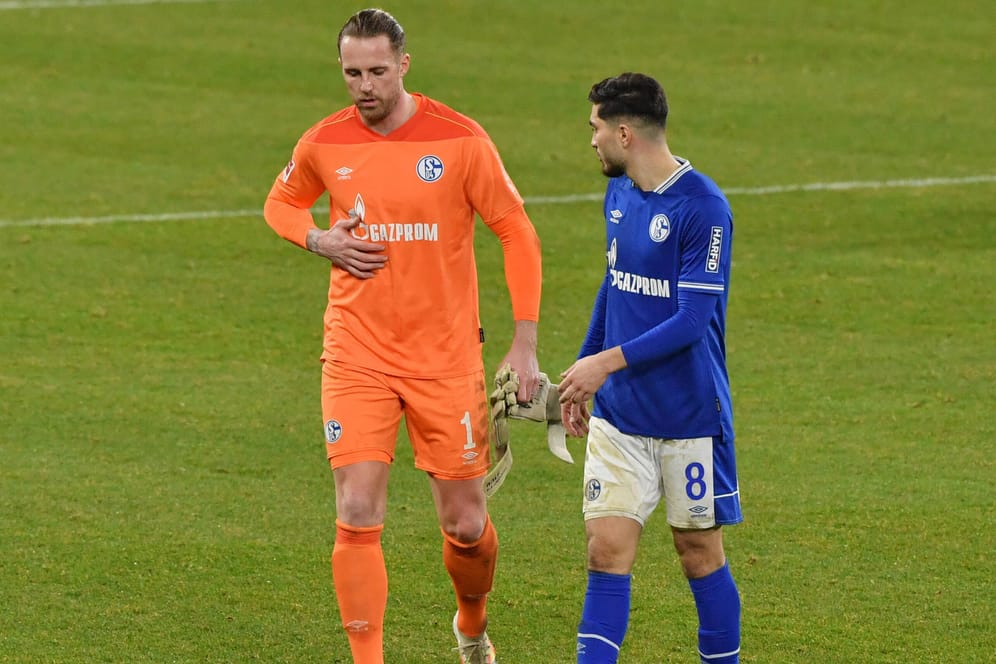 Schmerzhaft: Schalkes Schlussmann Ralf Fährmann (l., hier mit Teamkollege Suat Serdar) verletzte sich im Revierderby gegen Dortmund.