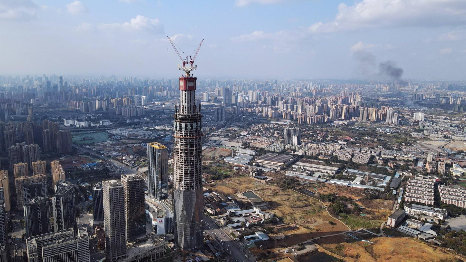 Chengdu in China: Zehntausende Menschen mussten ohne Strom auskommen, weil ein Mann auf einem Strommasten Sport gemacht hatte. (Archivbild) Chengdu in China: Zehntausende Menschen mussten ohne Strom auskommen, weil ein Mann auf einem Strommasten Sport gemacht hatte. (Archivbild)