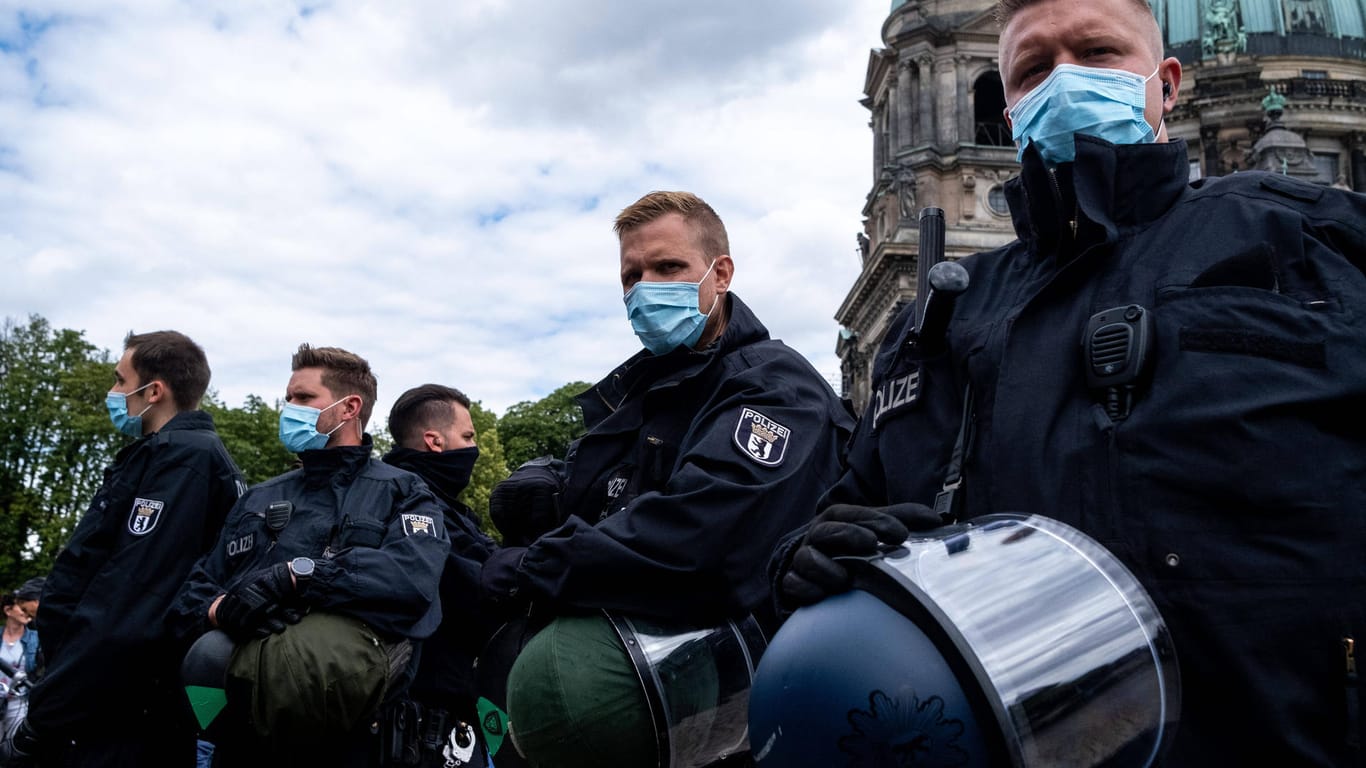 Polizisten im Einsatz bei einer Corona-Leugner-Demo in Berlin: Innenminister Seehofer fordert, dass die Beamten beim Impfen nicht schlechter gestellt werden als Grundschullehrer und Erzieher.