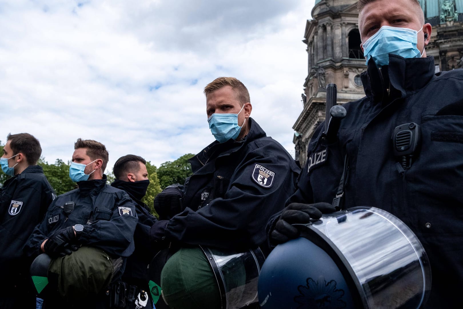 Polizisten im Einsatz bei einer Corona-Leugner-Demo in Berlin: Innenminister Seehofer fordert, dass die Beamten beim Impfen nicht schlechter gestellt werden als Grundschullehrer und Erzieher.