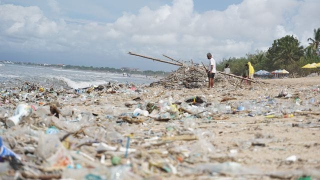 Angespülter Müll liegt am Kuta Beach auf Bali. Angespülter Müll liegt am Kuta Beach auf Bali.