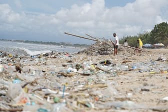 Angespülter Müll liegt am Kuta Beach auf Bali.
