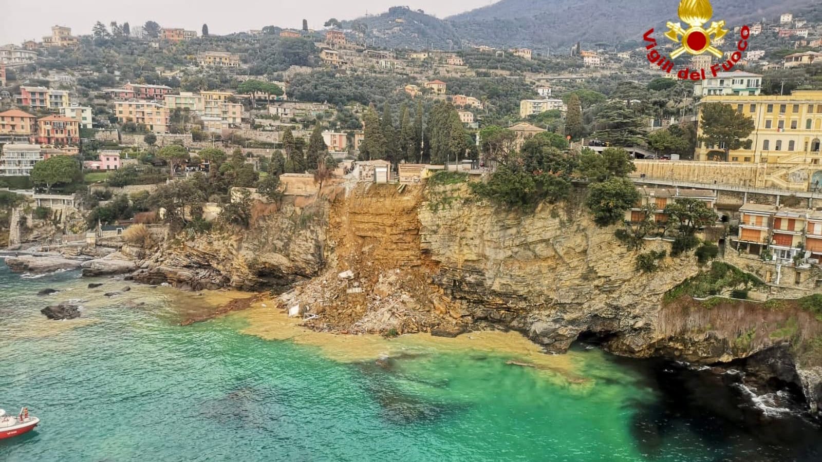 Die malerische Kulissen in Camogli: Teile des Friedhofs sind ins Meer gestürzt. Die malerische Kulissen in Camogli: Teile des Friedhofs sind ins Meer gestürzt.