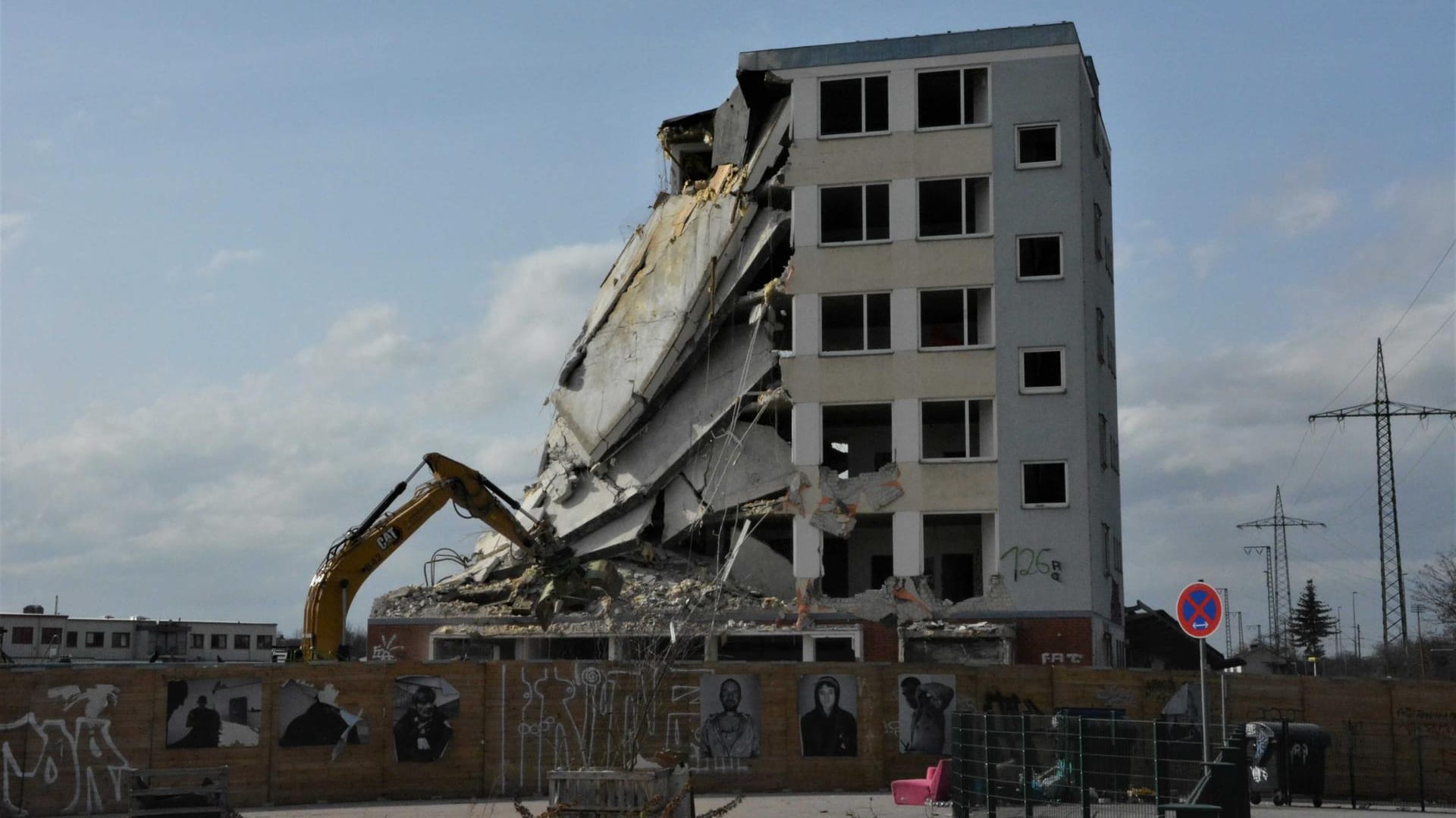 Schon in wenigen Tagen wird das ehemalige Bürogebäude und spätere OMZ-Haus Geschichte sein.