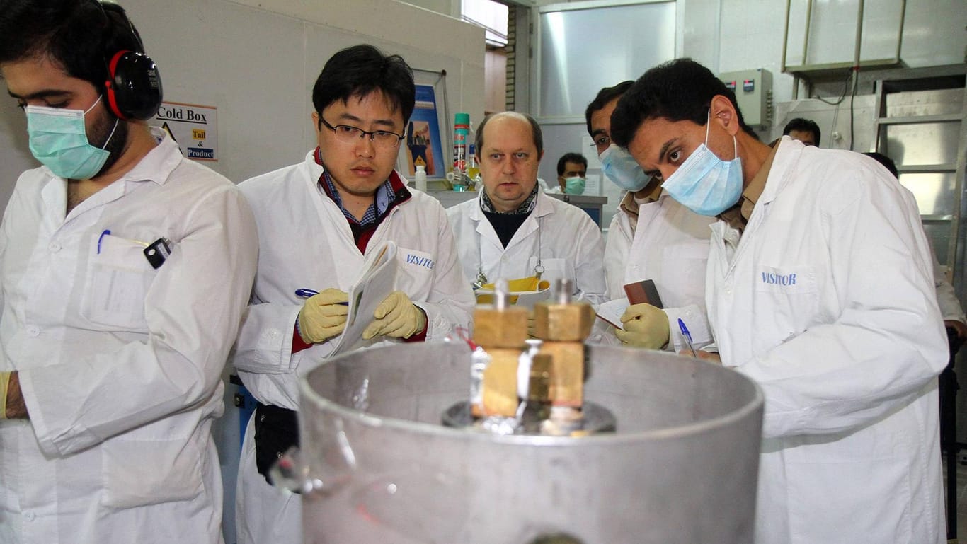 Inspektoren der Internationalen Atomenergiebehörde (IAEA) im iranischen Natanz 2014: Der Iran blockiert jetzt die Kontrollen.
