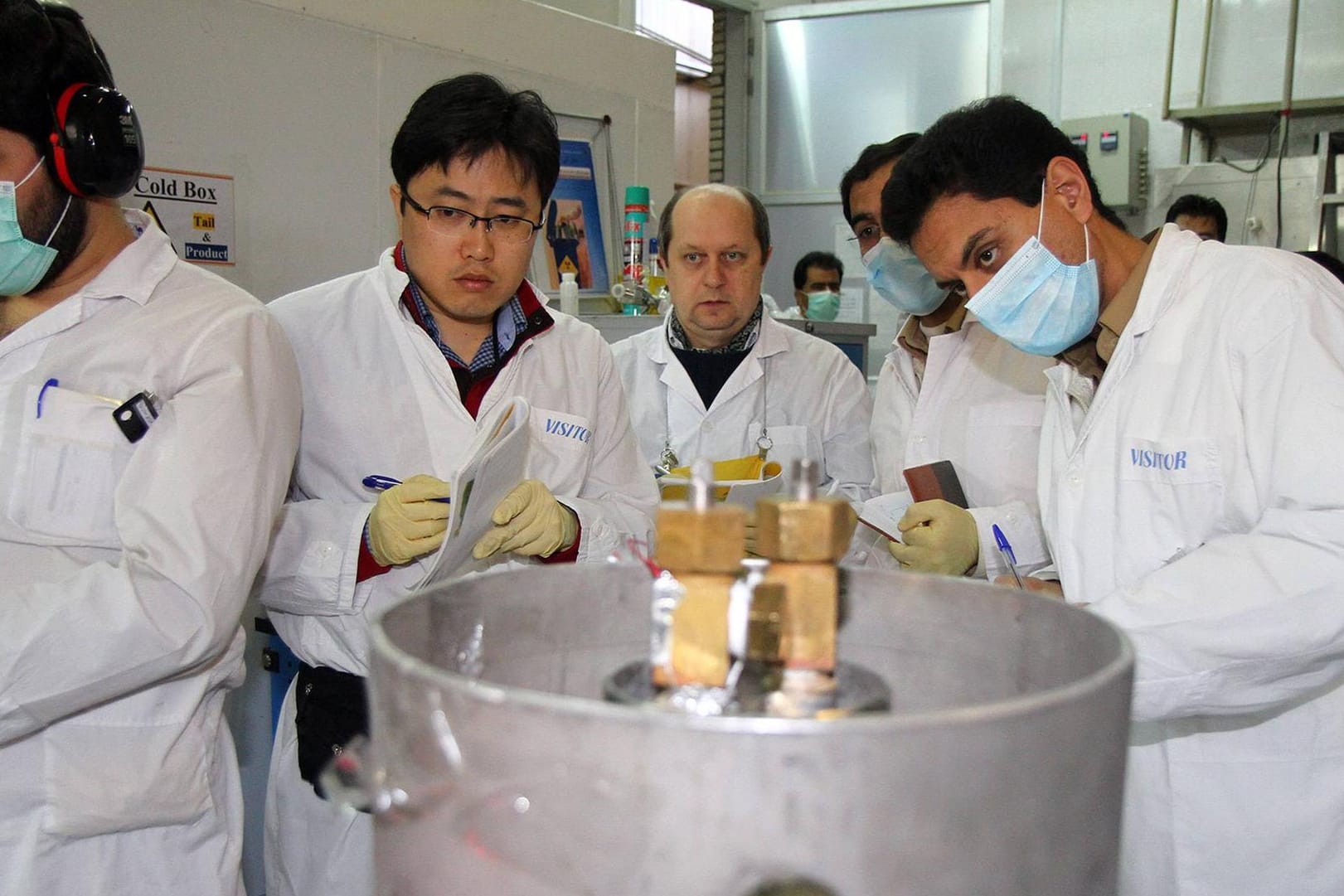 Inspektoren der Internationalen Atomenergiebehörde (IAEA) im iranischen Natanz 2014: Der Iran blockiert jetzt die Kontrollen.