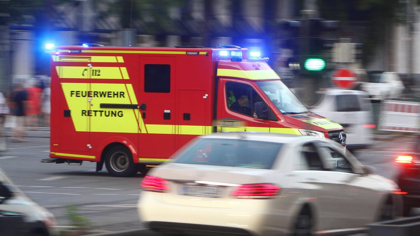 Ein Rettungswagen der Feuerwehr während einer Einsatzfahrt mit Blaulicht in München (Symbolbild): Bei einem Unfall auf einer Baustelle ist ein Mann schwer verletzt worden.