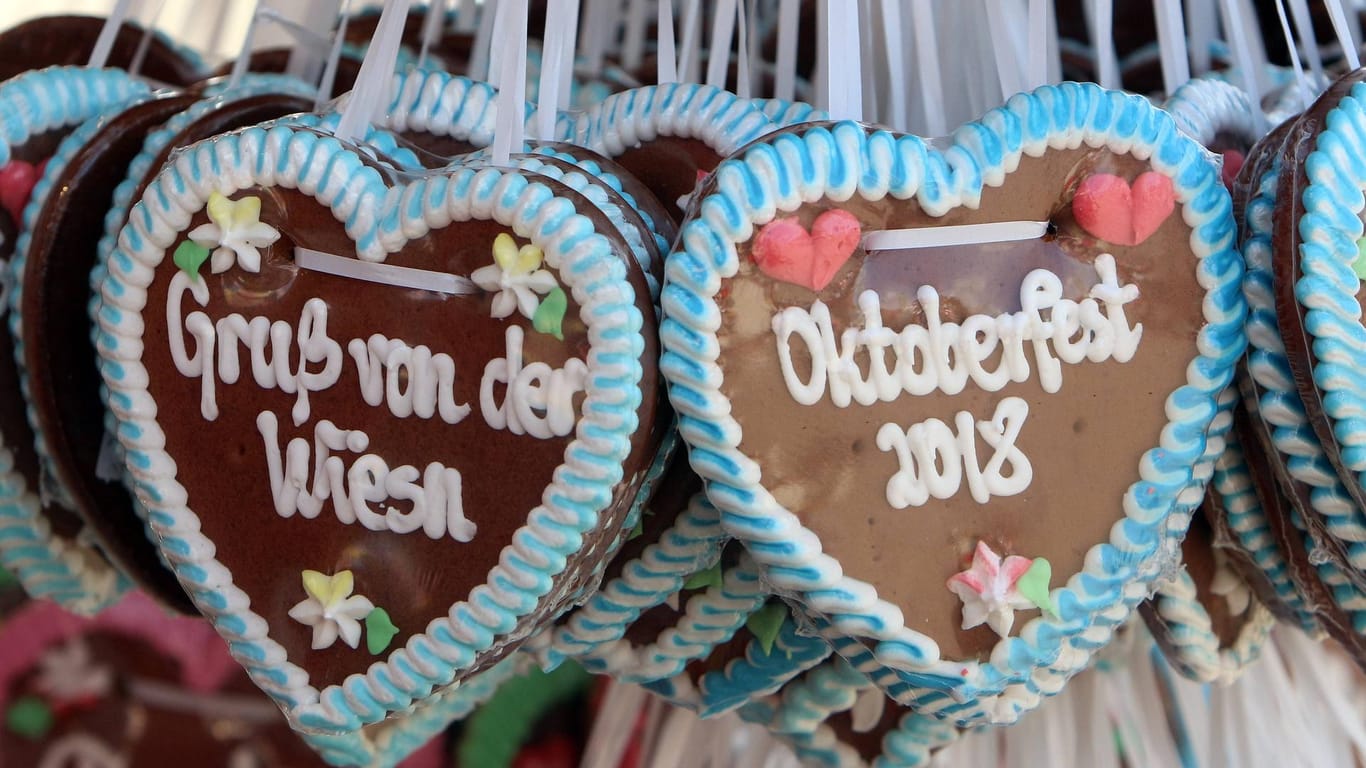Lebkuchenherzen mit Aufschrift "Gruß von der Wiesn" an einem Verkaufsstand in München (Archivbild): Das Volksfest wird auch "Wiesn" genannt, nach der Theresienwiese, auf der es mitten in München stattfindet.