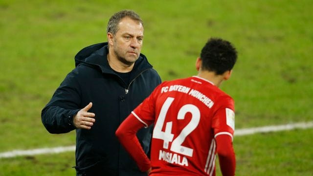 Bayern-Trainer Hansi Flick (l) setzt gegen Lazio Rom auf Jamal Musiala.