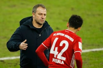 Bayern-Trainer Hansi Flick (l) setzt gegen Lazio Rom auf Jamal Musiala.