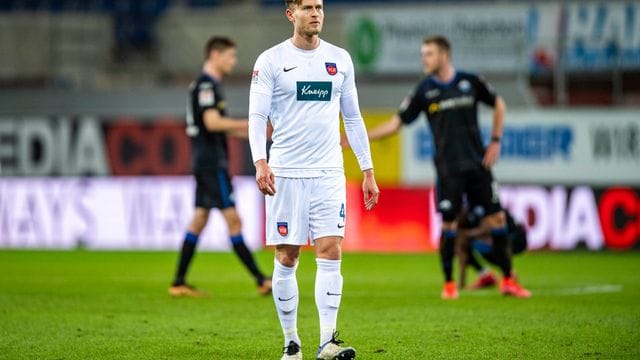 Heidenheims Oliver Steurer zeigt sich nach dem späten Ausgleich durch Paderborn nach dem folgenden Schlusspfiff enttäuscht.