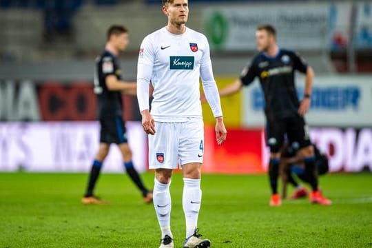 Heidenheims Oliver Steurer zeigt sich nach dem späten Ausgleich durch Paderborn nach dem folgenden Schlusspfiff enttäuscht.