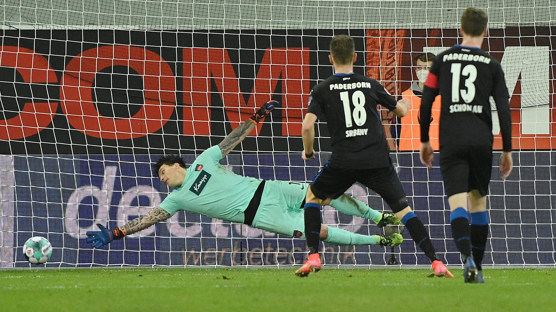 Dennis Srbeny (Nr. 18) verwandelt für Paderborn den Elfmeter zum 1:1 gegen Heidenheims Torwart Kevin Müller. Später traf Srbeny noch ein weiteres Mal.