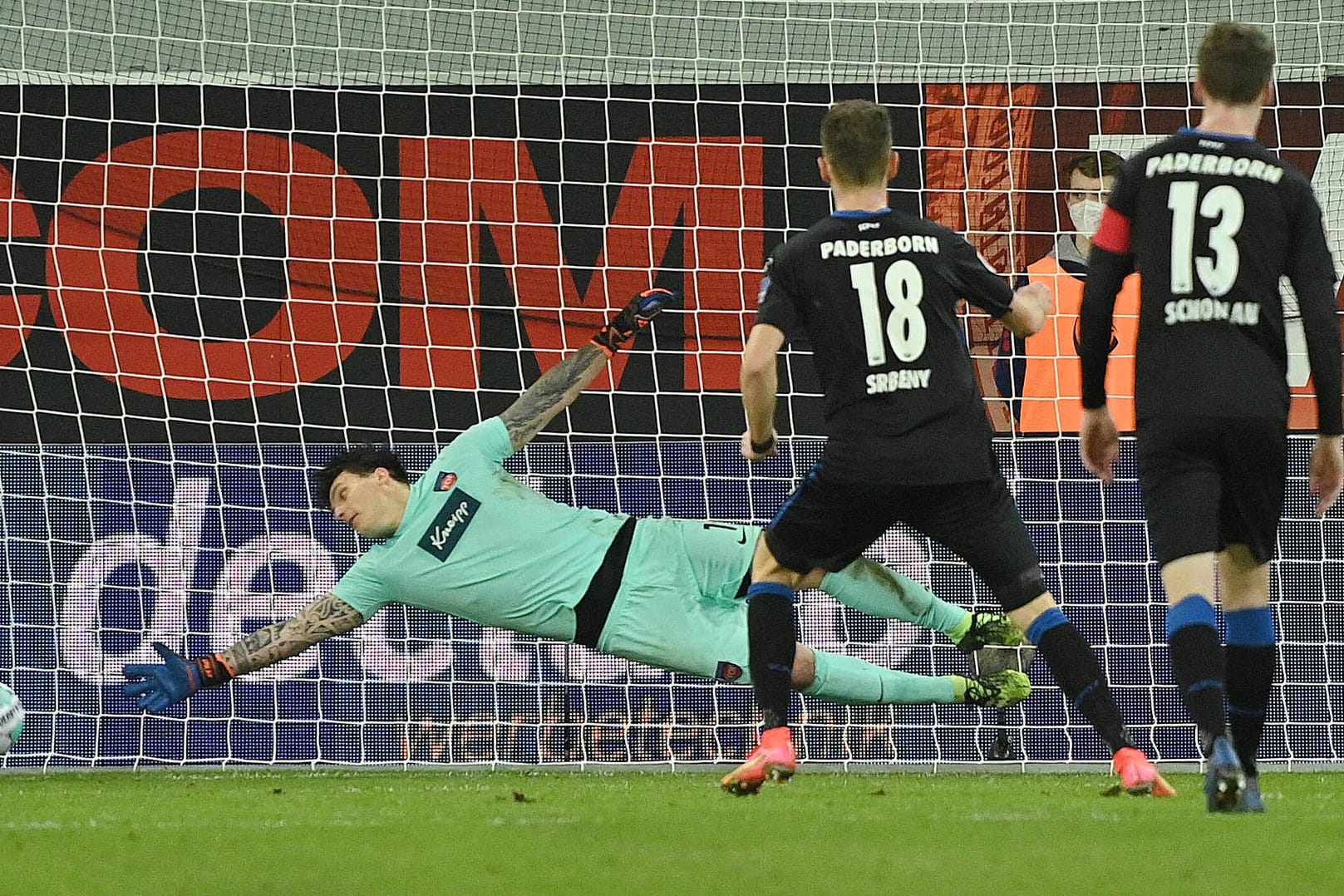 Dennis Srbeny (Nr. 18) verwandelt für Paderborn den Elfmeter zum 1:1 gegen Heidenheims Torwart Kevin Müller. Später traf Srbeny noch ein weiteres Mal.