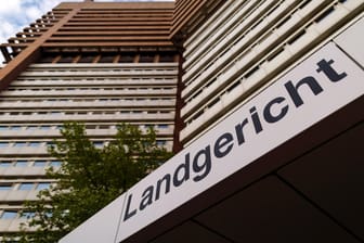 Der Eingang des Kölner Landgerichts an der Luxemburger Straße (Archivbild): Ein Mann (26) wurde hier am Dienstag wegen gefährlicher Körperverletzung verurteilt.