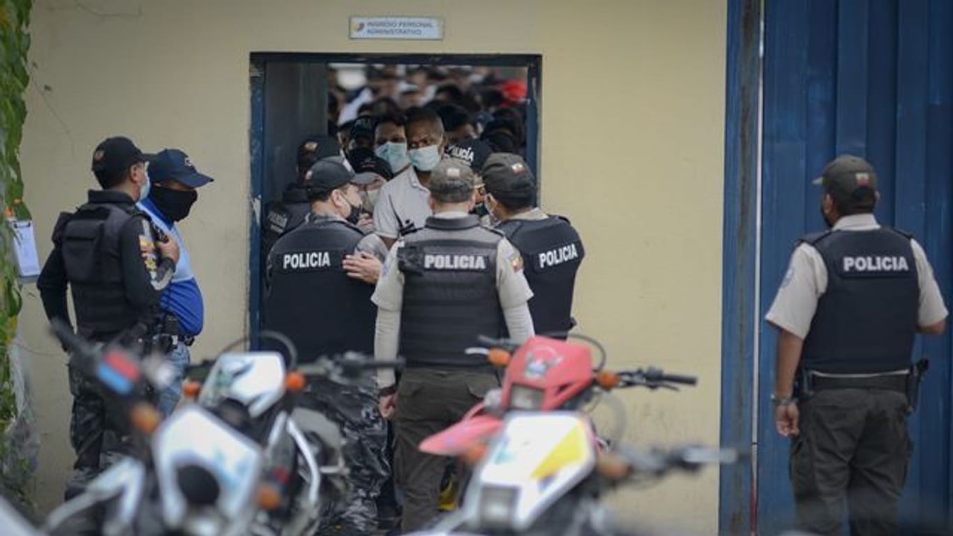 Polizisten sind nach einer Meuterei in einem Gefängnis in Guayaquil im Einsatz.