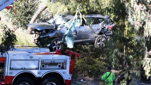 Das beschädigte Fahrzeug von Tiger Woods wird nach auf einen Autotransporter gehoben. Das beschädigte Fahrzeug von Tiger Woods wird nach auf einen Autotransporter gehoben.