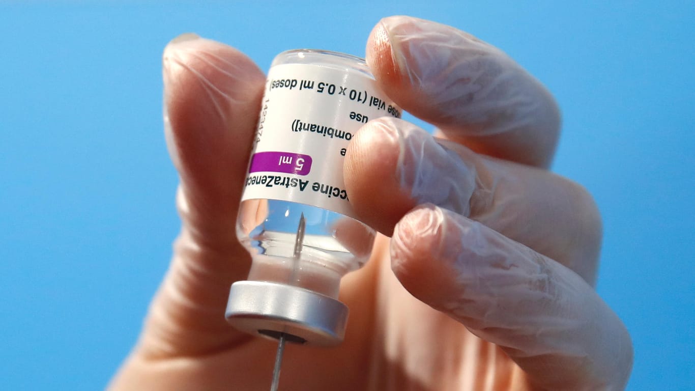 Ein Mitarbeiter bereitet eine Spritze mit dem Astrazeneca-Impfstoff vor: Der britisch-schwedische Hersteller scheint erneut mit Produktionsproblemen zu kämpfen.