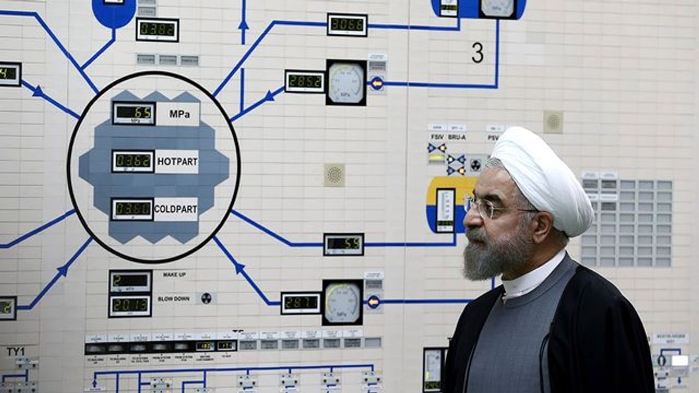 Irans Präsident Hassan Ruhani besucht das Atomkraftwerk Buschehr (Archiv).