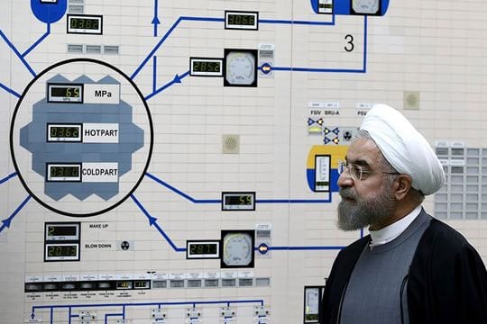 Irans Präsident Hassan Ruhani besucht das Atomkraftwerk Buschehr (Archiv).