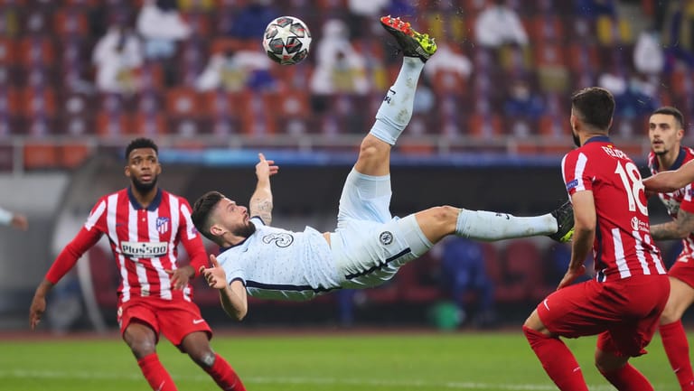 Spektakulär: Chelseas Oliver Giroud liegt quer in der Luft und trifft zum Sieg bei Atletico Madrid.