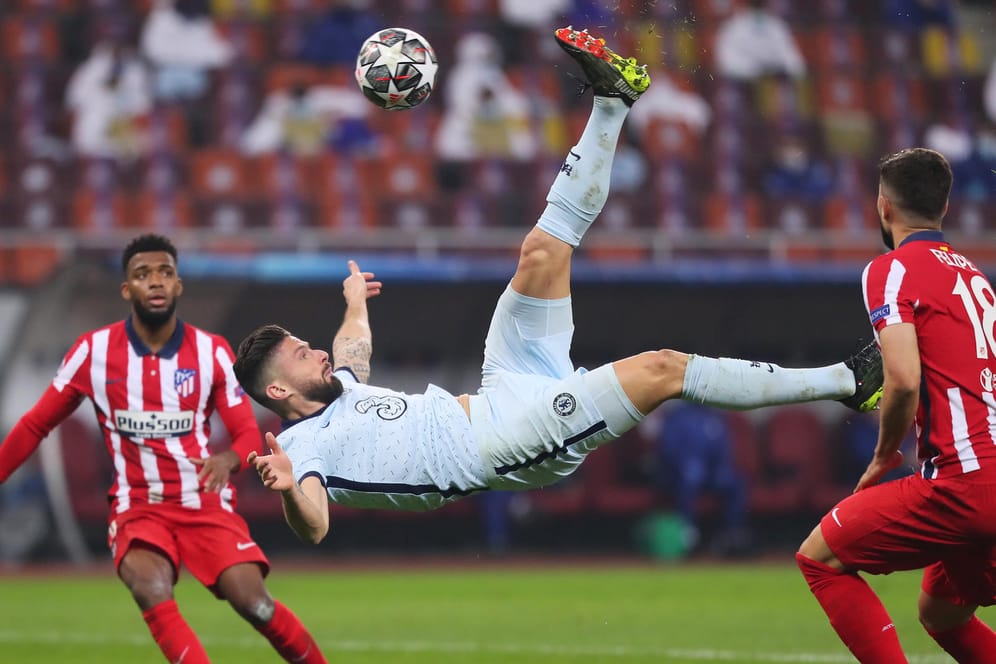 Spektakulär: Chelseas Oliver Giroud liegt quer in der Luft und trifft zum Sieg bei Atletico Madrid.