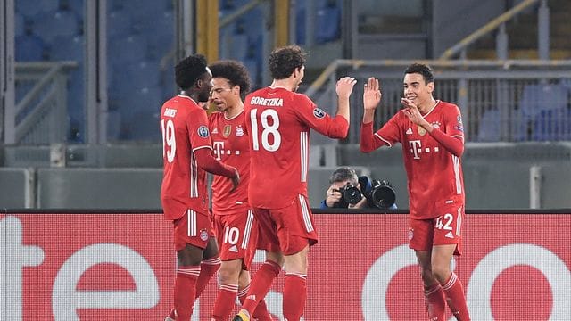 Die Bayern-Spieler feiern einen weiteren Treffer gegen Lazio Rom. Die Bayern-Spieler feiern einen weiteren Treffer gegen Lazio Rom.