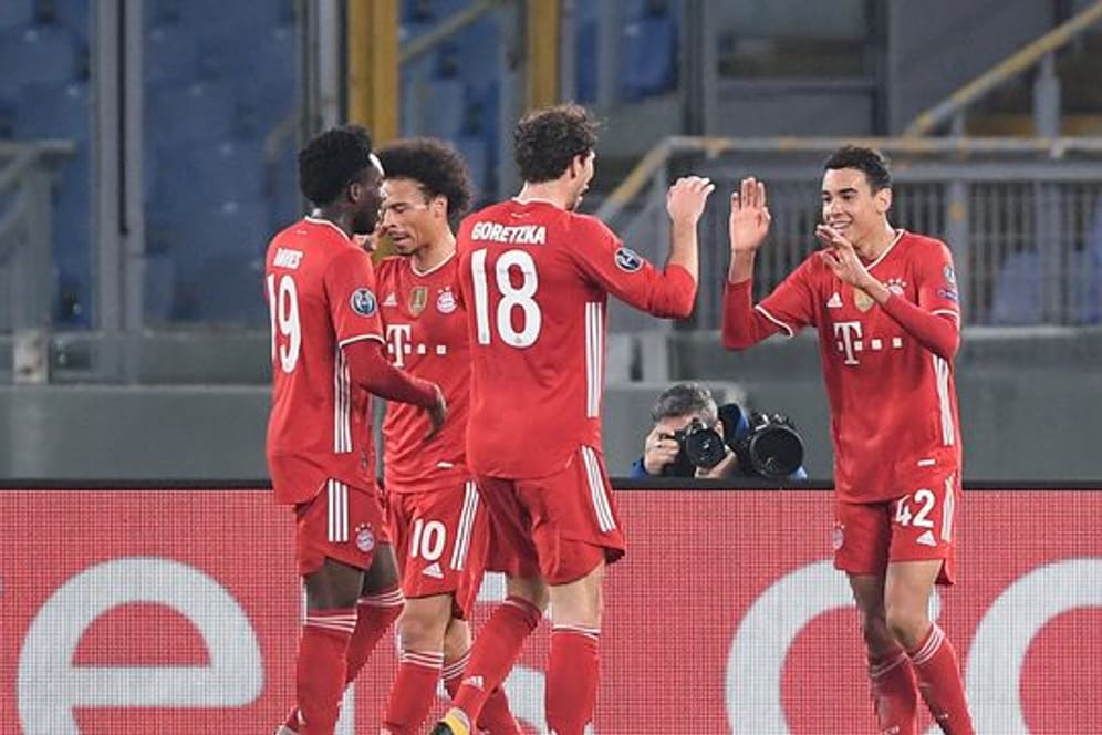 Die Bayern-Spieler feiern einen weiteren Treffer gegen Lazio Rom.