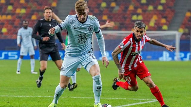 Chelseas Timo Werner (l) behauptet sich am Ball im Zweikampf gegen Angel Correa von Atlético Madrid.