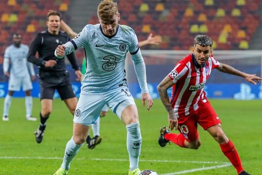 Chelseas Timo Werner (l) behauptet sich am Ball im Zweikampf gegen Angel Correa von Atlético Madrid.