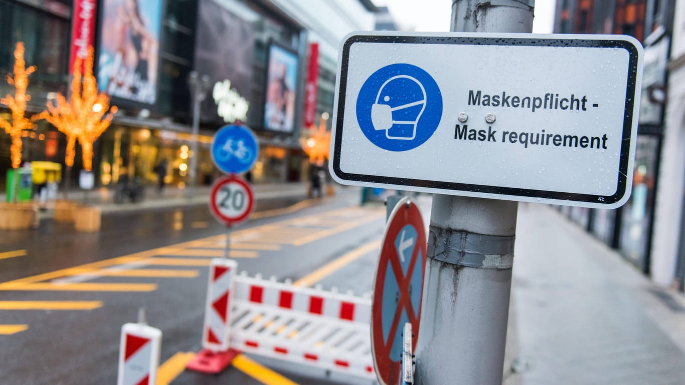 Schild mit der Aufschrift "Maskenpflicht": In Deutschland wird über mögliche Lockerungen der Corona-Maßnahmen diskutiert.