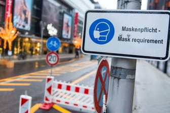Schild mit der Aufschrift "Maskenpflicht": In Deutschland wird über mögliche Lockerungen der Corona-Maßnahmen diskutiert.