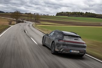 Schnell und schmutzig: Noch leicht getarnt, absolviert der elektrische Porsche Taycan Cross Turismo letzte Testfahrten.