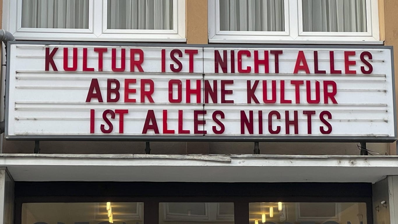 Klare Ansage eines Kinos in Köln.