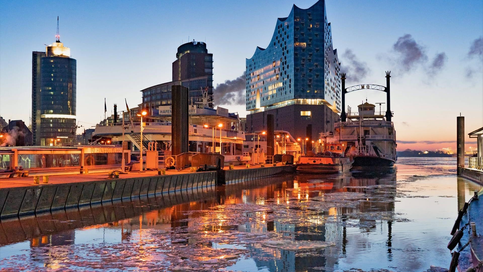 Die geschlossene Elbphilharmonie im Hamburger Hafen.