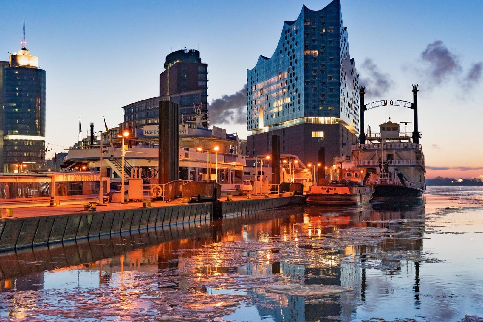 Die geschlossene Elbphilharmonie im Hamburger Hafen.