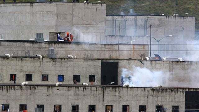 Tränengas steigt aus Teilen eines Gefängnisses in der Stadt Cuenca auf.