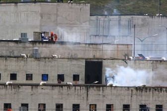 Tränengas steigt aus Teilen eines Gefängnisses in der Stadt Cuenca auf.
